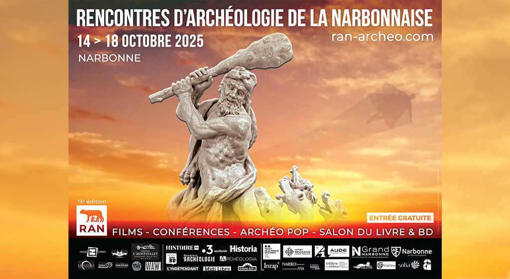 statue sur fond de ciel orangé