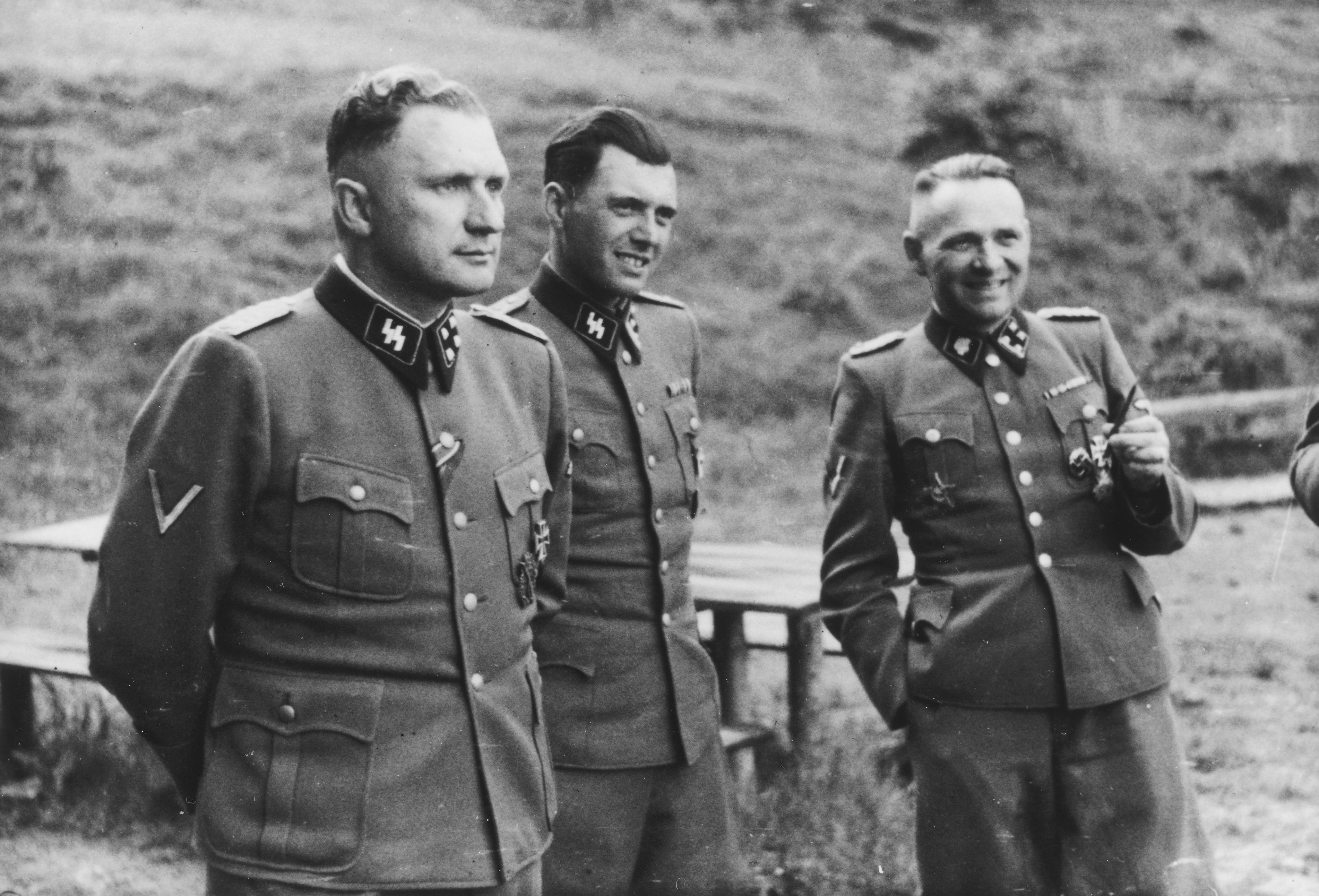 La science secrète des Nazis S1E1 Décoder la génétiqu R_Baer,_Josef_Mengele,_Rudolf_Hoess,_Auschwitz.Album_Höcker_Public Domain.jpg