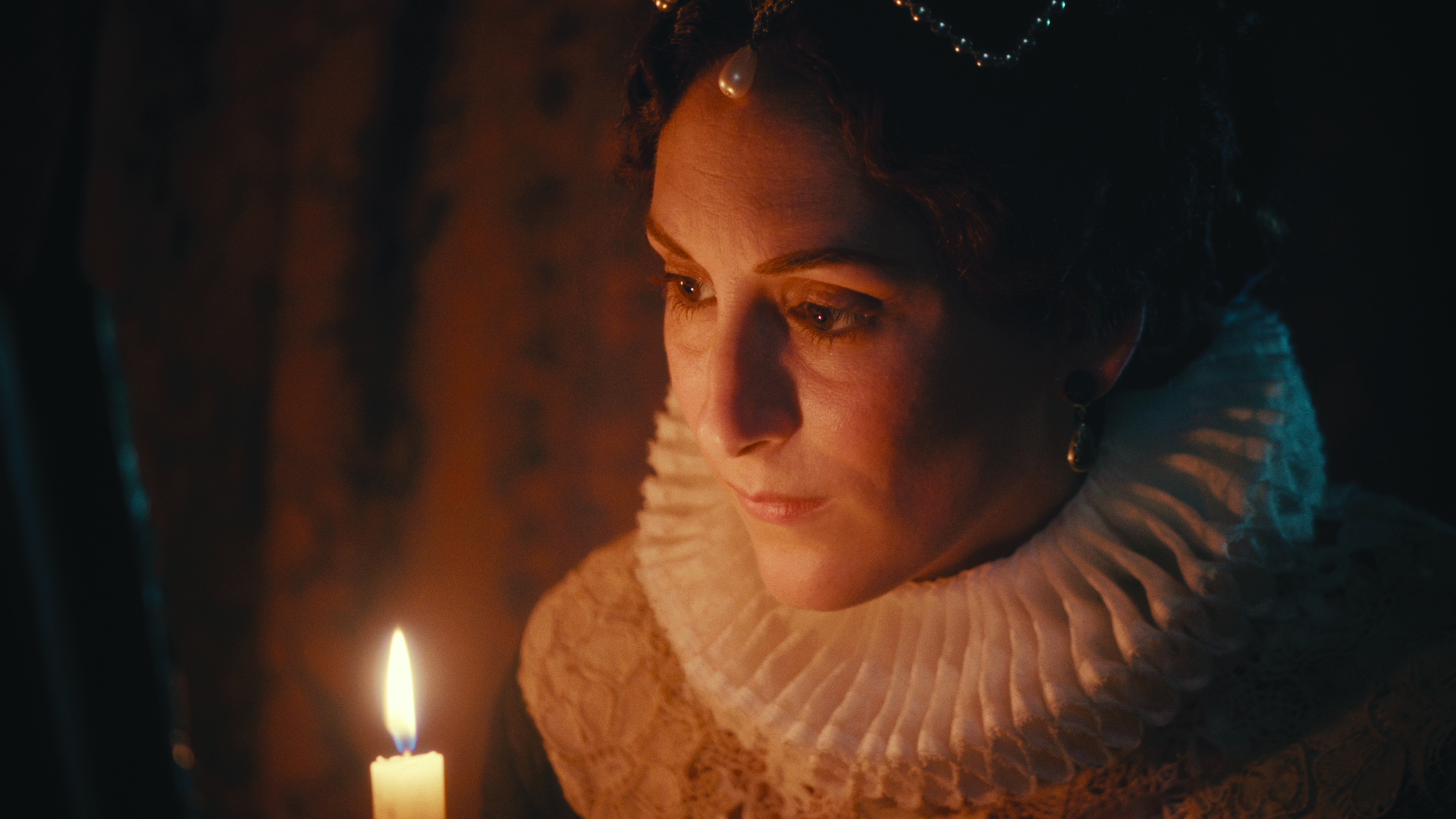 MARIE STUART, l'énigme des lettres codées-MS bougie_(c) GEDEON PROGRAMMES.jpg