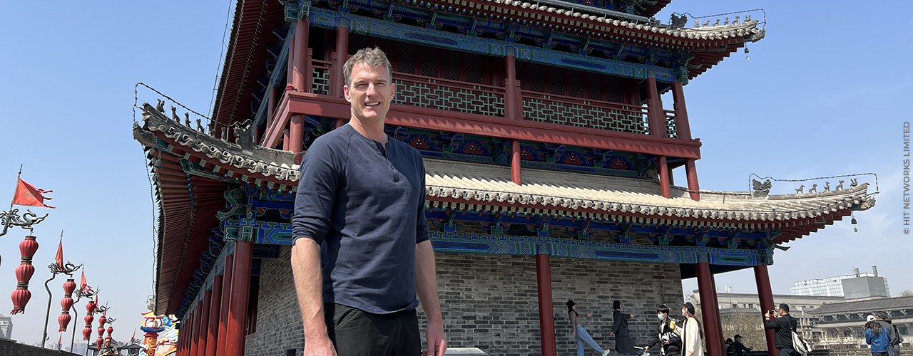 Dan Snow en Chine devant une pagode