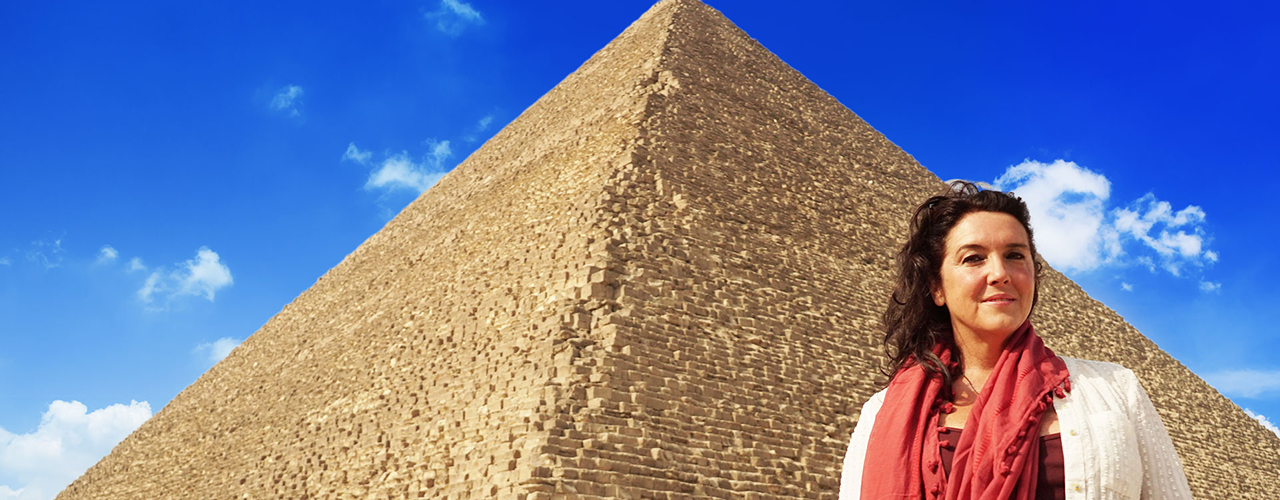 historienne devant une pyramide