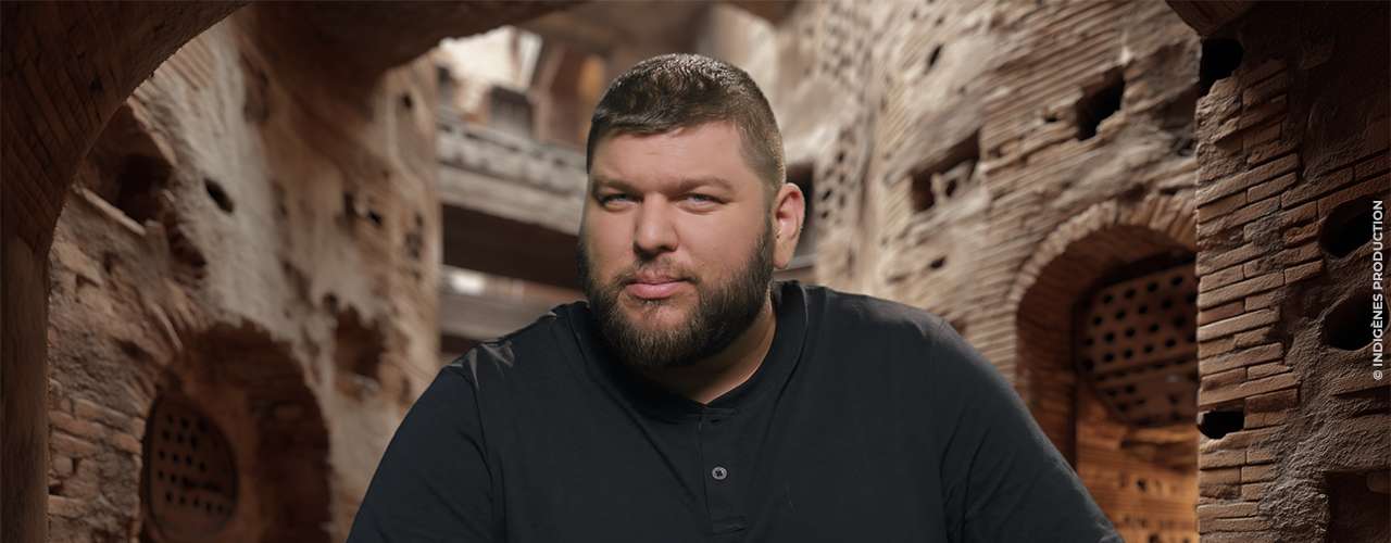 Benjamin Brillaud devant des vestiges romains
