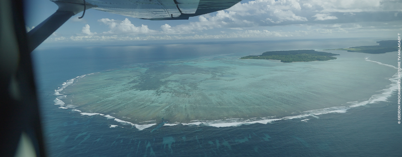 Petite ile au milieu de l'océan vue d'avion