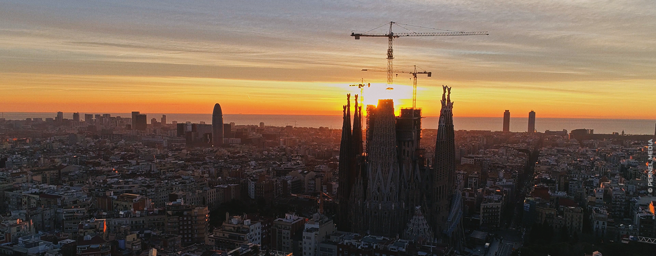 Tour de la SAGRADA FAMILIA à Barcelone devant le soleil couchant