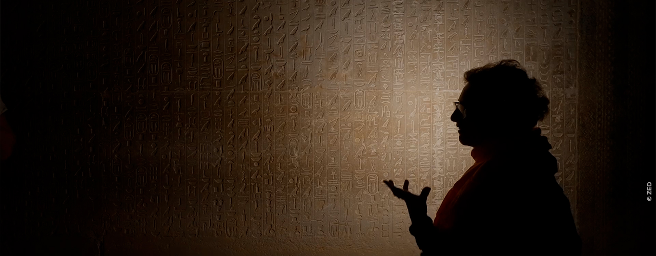 ombre féminine devant des hiéroglyphes