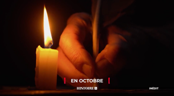 Bougie allumée devant une main