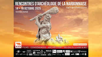 statue sur fond de ciel orangé