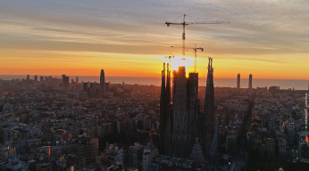 Tour de la SAGRADA FAMILIA à Barcelone devant le soleil couchant