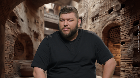 Benjamin Brillaud devant des vestiges romains