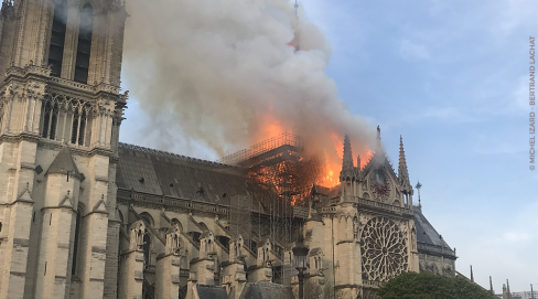 Cathédrale Notre-Dame de Paris pendant l'incendie de 2019