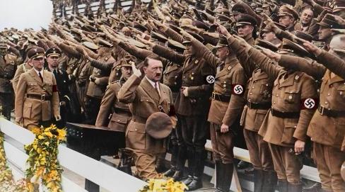 HITLER_DECRYPTAGE_CATCHUP_E4.jpg
